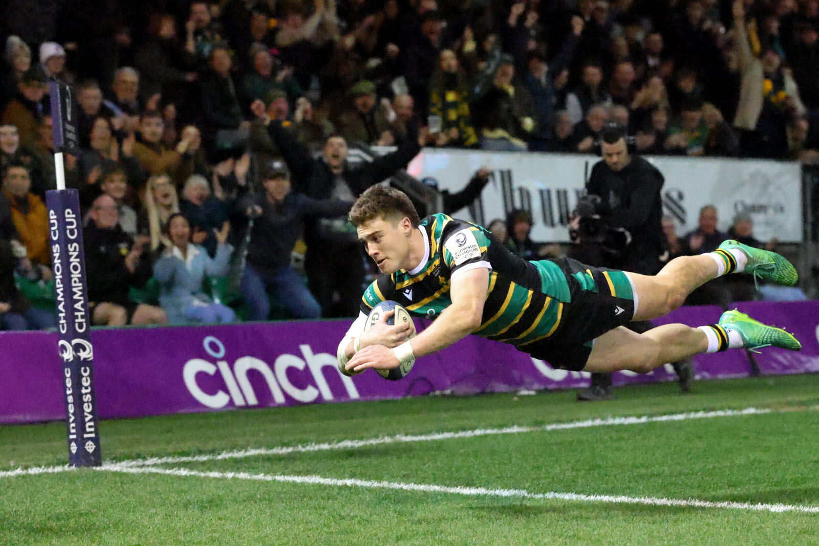Festival offensif à Northampton, les Saints filent en quart